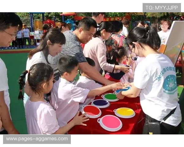 幼儿园趣味活动父子掰手腕游戏现场温馨欢乐氛围充满童真